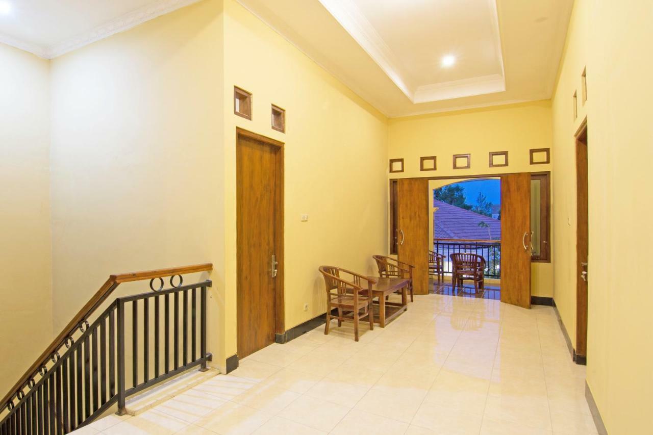 Oyo 931 Dara Dewi Homestay Джокякарта Екстериор снимка